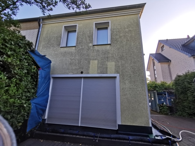 Vorher: Einfamilienhaus Putzfassade vor und nach Reinigung
