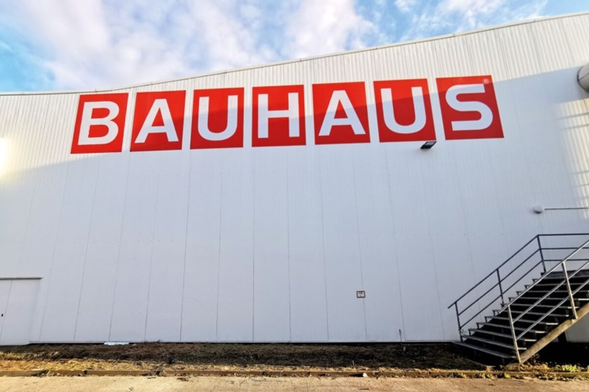 Nachher: Gewerbeobjekt mit Metallfassade vor und nach der Reinigung