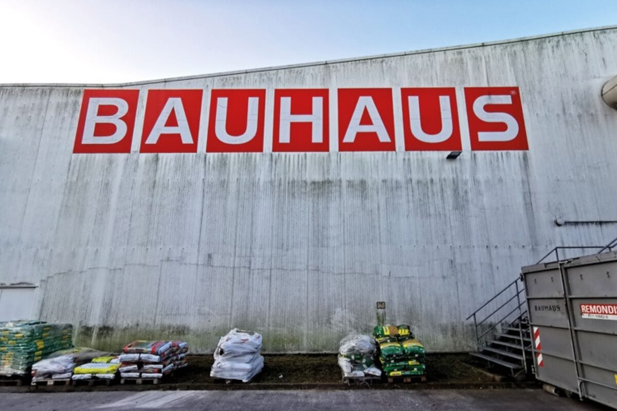 Vorher: Gewerbeobjekt mit Metallfassade vor und nach der Reinigung