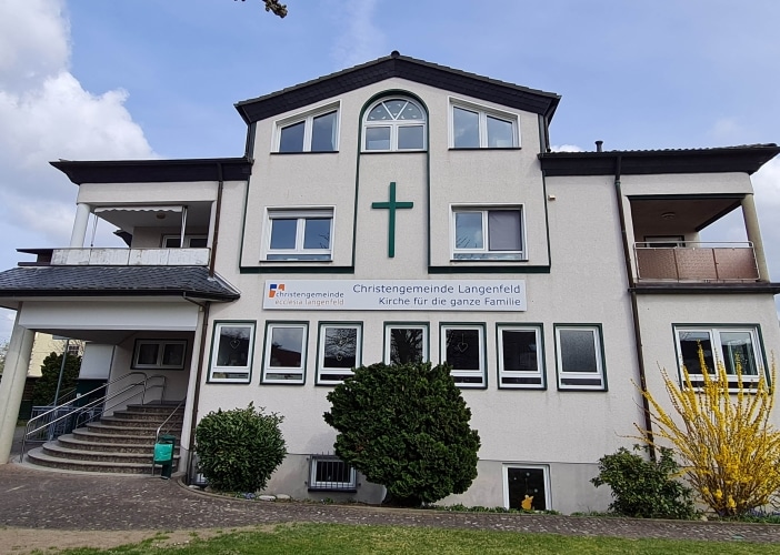 Nachher: Kirche Rauputz-Fassade vor und nach Reinigung