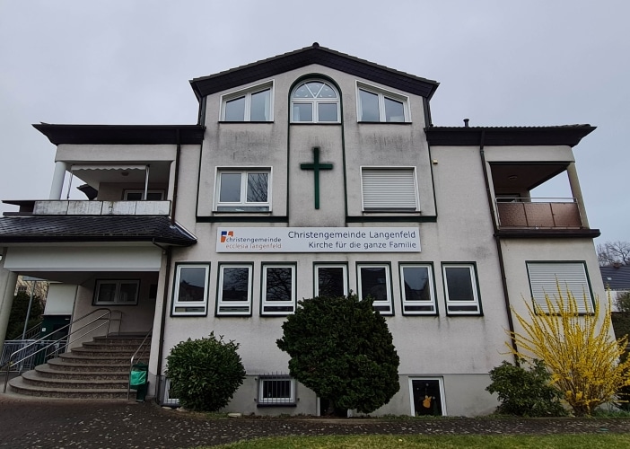 Vorher: Kirche Rauputz-Fassade vor und nach Reinigung