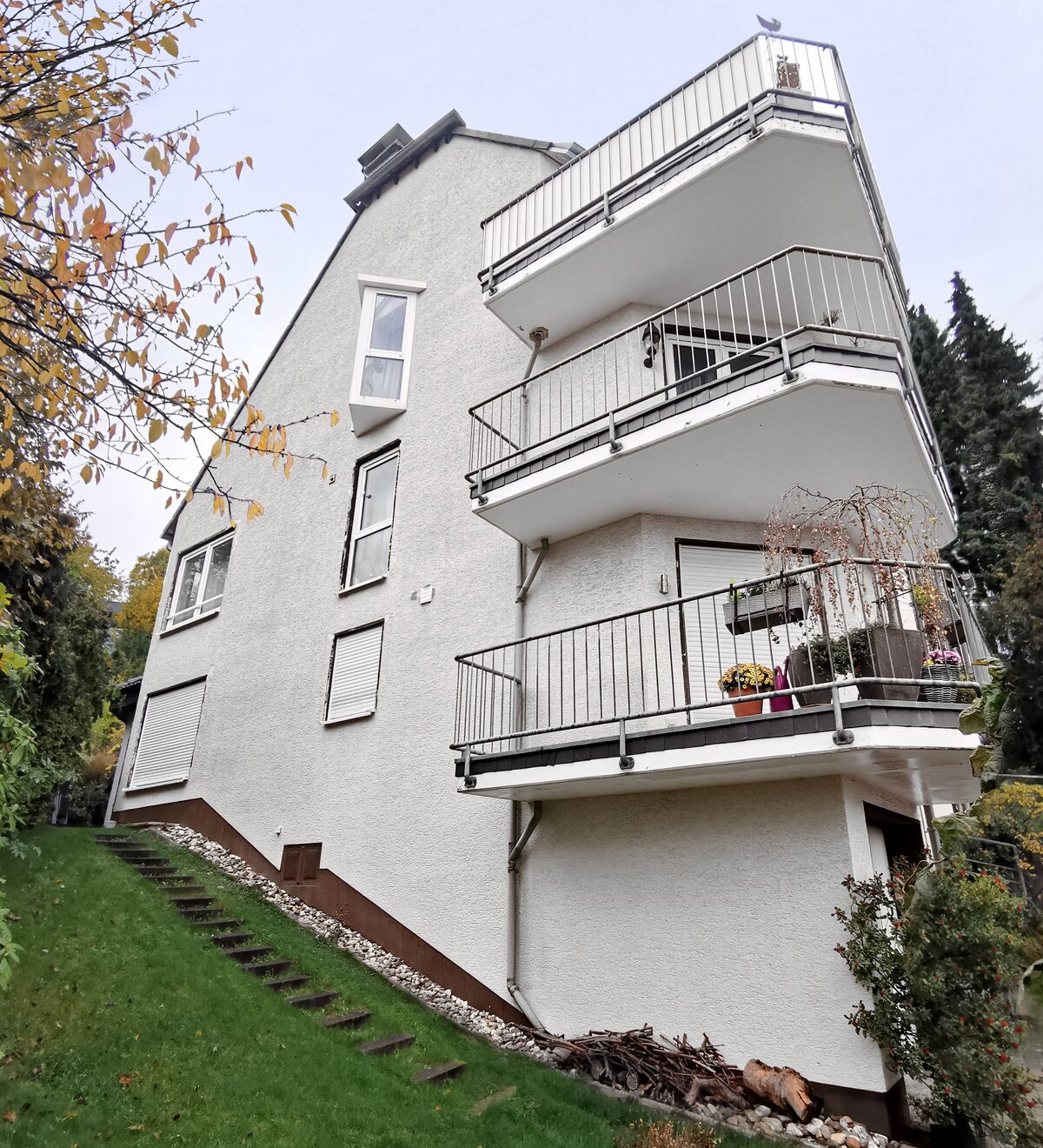 Nachher: Mehrfamilienhaus mit Balkonen, Putzfassade vor und nach Reinigung