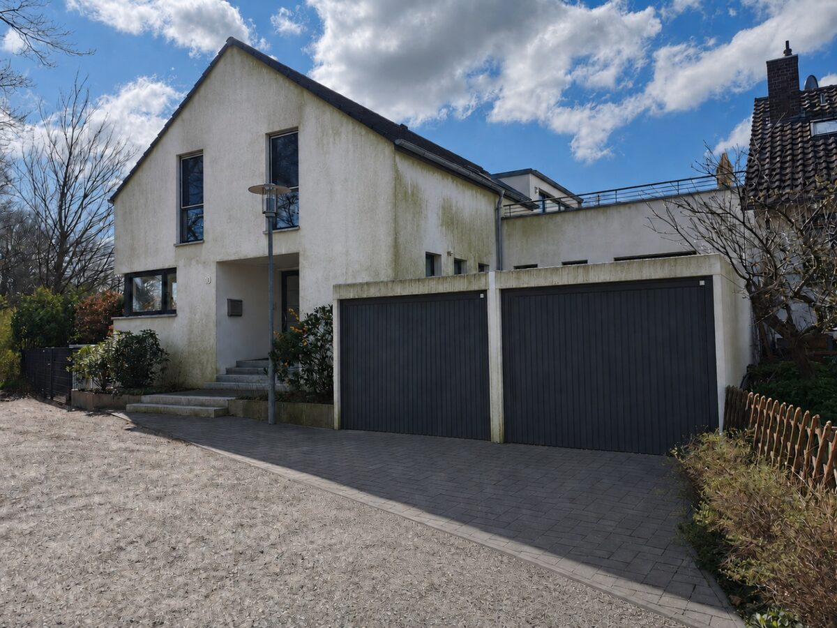 Vorher: Zweifamilienhaus mit WDVS-Fassade in Moers vor und nach der Reinigung