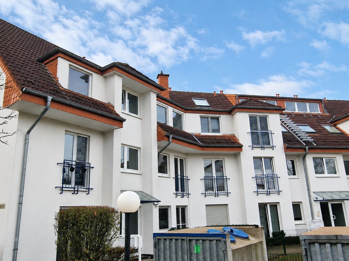 Nachher: Wohnanlage mit WDVS-Putzfassade in Kaarst vor und nach der Reinigung von 3.200 m²